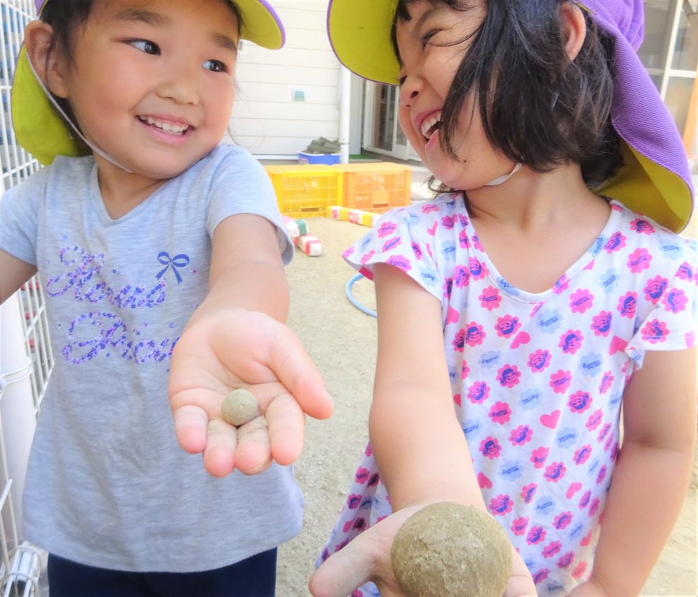 蒸し暑い毎日
遮光ネットの下で
花びらを使った色水遊び・・　水と土を混ぜて作った泥でどろだんご・・
いろいろな遊びを楽しんでいます♡



「できた!」　自慢のどろだんご・・
「大きいねー」　「ちっちゃーい」　と笑いあう

