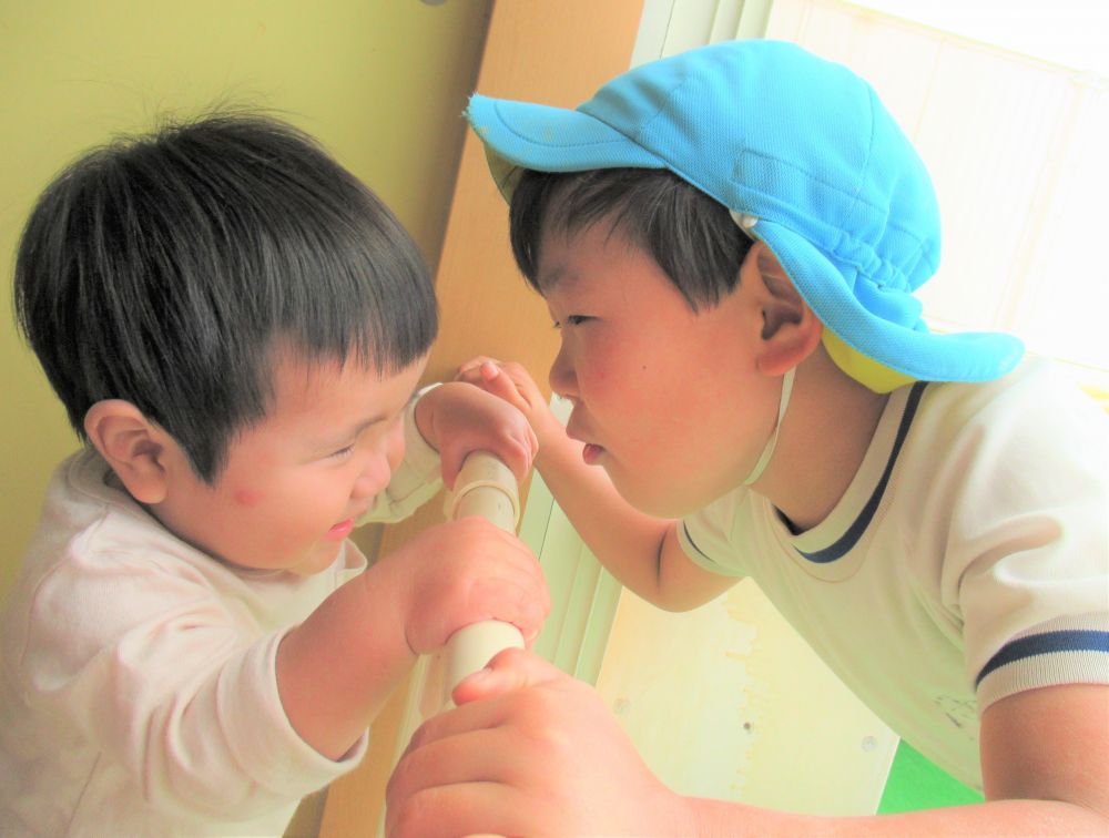 ウサギ組さんの生活・・　遊ぶ・食べる・寝る
１人１人のペースに合わせて、ゆったりとした時間を過ごせるように心がけます♡
１人遊びが多い0歳児さん
だけど・・・
周りの音・・　人の声・・　
“なんだろう…”と近づいてみたり・・　友達の顔を覗き込んでニコッと笑ってみたり・・
友達や先生と“いっしょ”の時間を、楽しんでいます♬



弟のIくんが入園して、気になるKくん♡
遊びに来てくれて嬉しいね!
お兄ちゃんと“いっしょ”だね