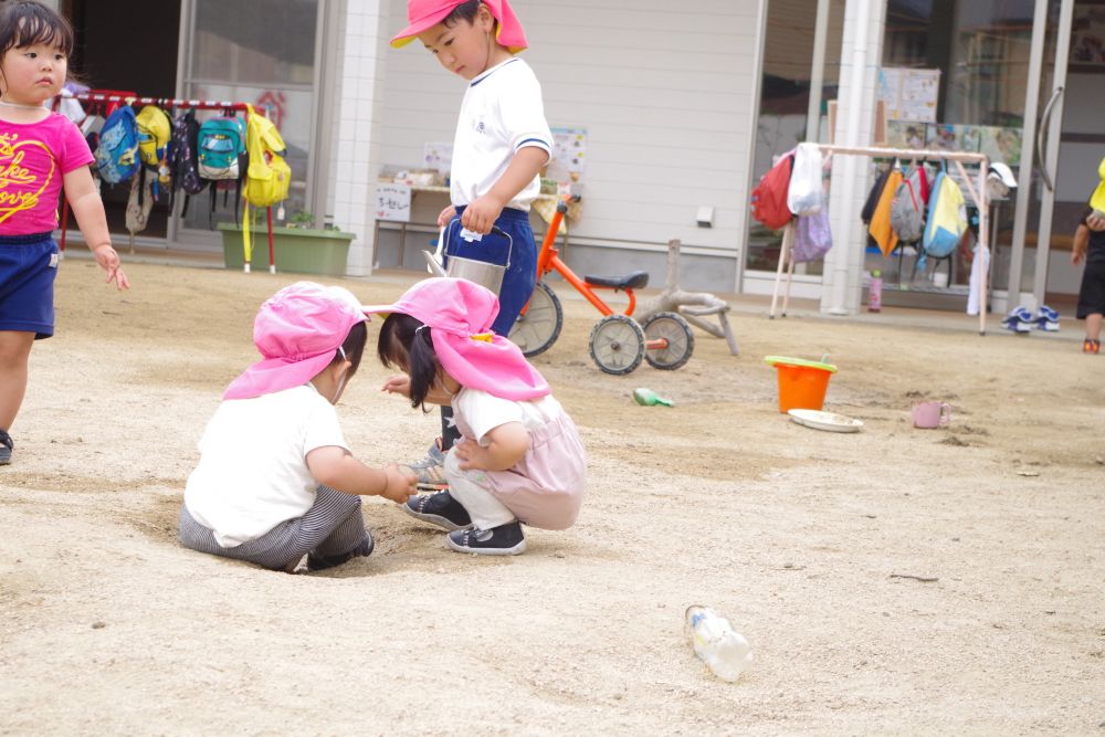 園庭に座って・・
なにやらコソコソ・・・