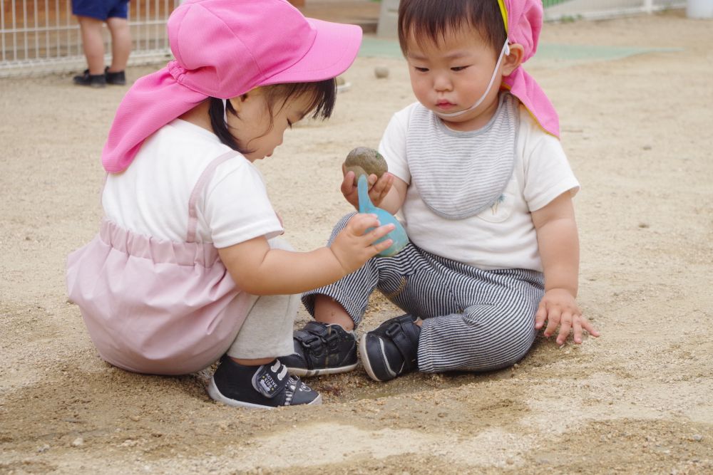 お兄ちゃん、お姉ちゃんにもらった“どろだんご”
“こうやって出来るのかな・・”　　まねして、そのまま・・　水につけてみる