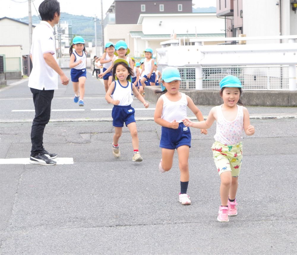 6月から教育認定・保育認定ともに再開され、全クラスの子どもたちが元気に登園してきました
【密】をできる限り避けるよう考えて構成する生活環境・・

約1ヶ月半という貴重な時間を、取り戻したい・・　“焦る気持ち”もありますが・・
焦って急ぐことばかりがいいことではない
ゆめはうす認定こども園マーク　【かたつむり】のように　“ゆっくり・・　焦らず・・”
1つ1つ大切な時間を、じっくり楽しく過ごしていけるよう計画していきたいと思います



再開された裸マラソン!
心も身体も逞しく!!