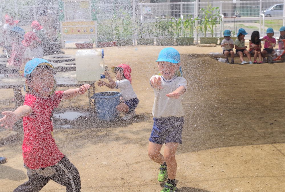 シャワー♡
園庭にミストも・・・
夏遊びを思い切り楽しむぞー