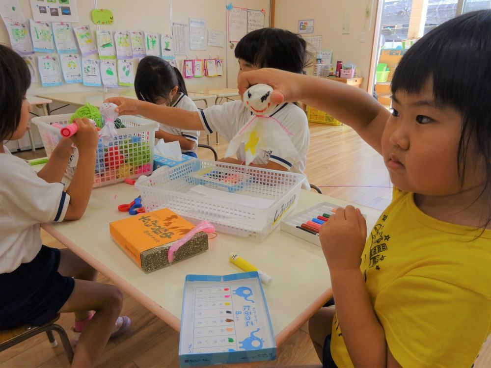 「明日、田植え楽しみ～」　明日の荷物を準備しながら話す、キリン組女の子たち
「でも、雨ってゆってた」
「てるてる坊主作る？　私てるてる坊主お家で作ったことあるよ」

必要な材料を持ってきて・・　作り始める・・
「ここは、てるてる坊主工場です!」
てるてる坊主工場が出来ました・・　