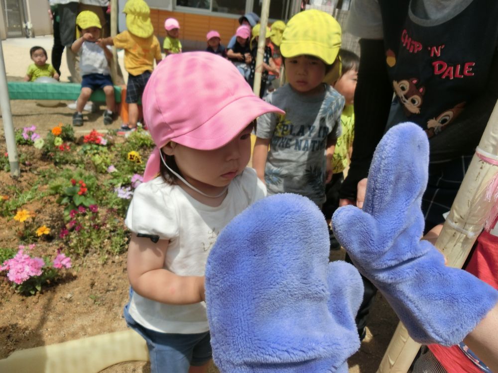 わ～～ぁ・・・バイキンマンのおてて、大きいねぇ。

近くでじっくり観察中！