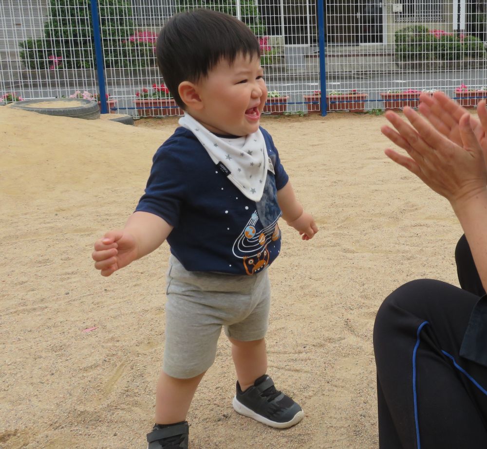 好きな歌は、
　『てをたたきましょう♪』