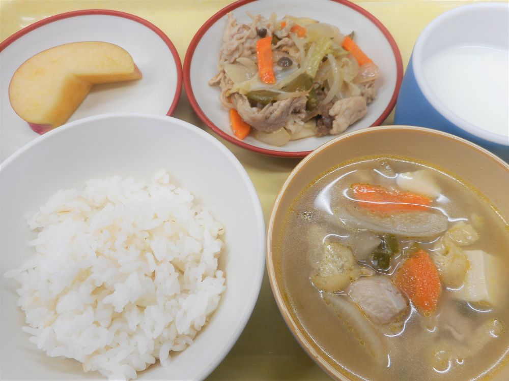 麦ご飯

豚肉のガーリック炒め

みそけんちん汁

りんご

牛乳