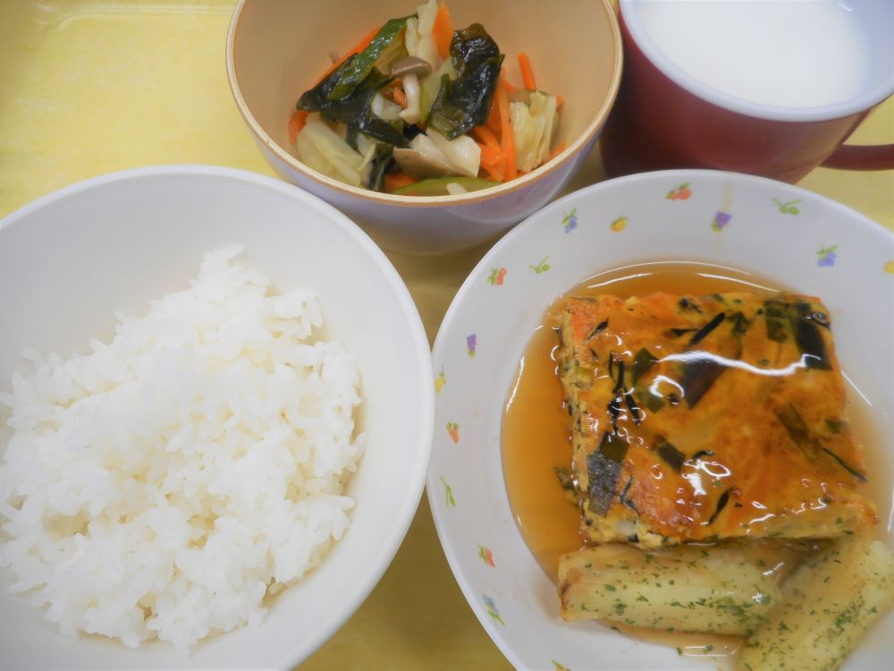 ご飯

あんかけ卵焼き

焼ポテト

和風サラダ

牛乳