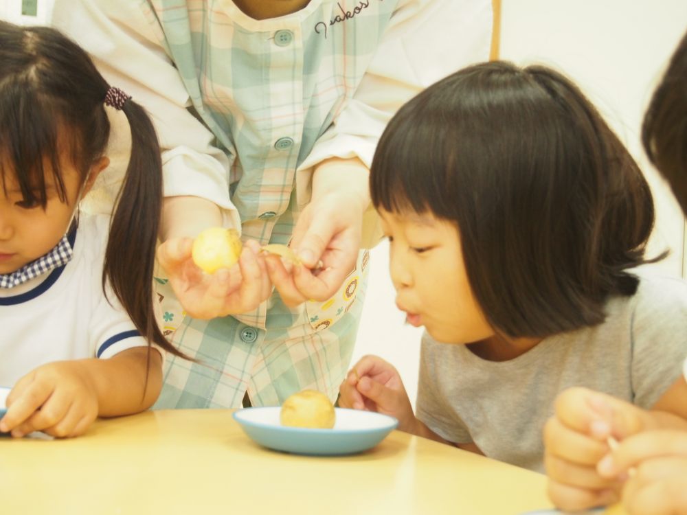 出来立て、熱々
思わず「ふぅ～ふぅ～」

味付けは塩とバター
子どもたちはとっても嬉しそうでした♡

