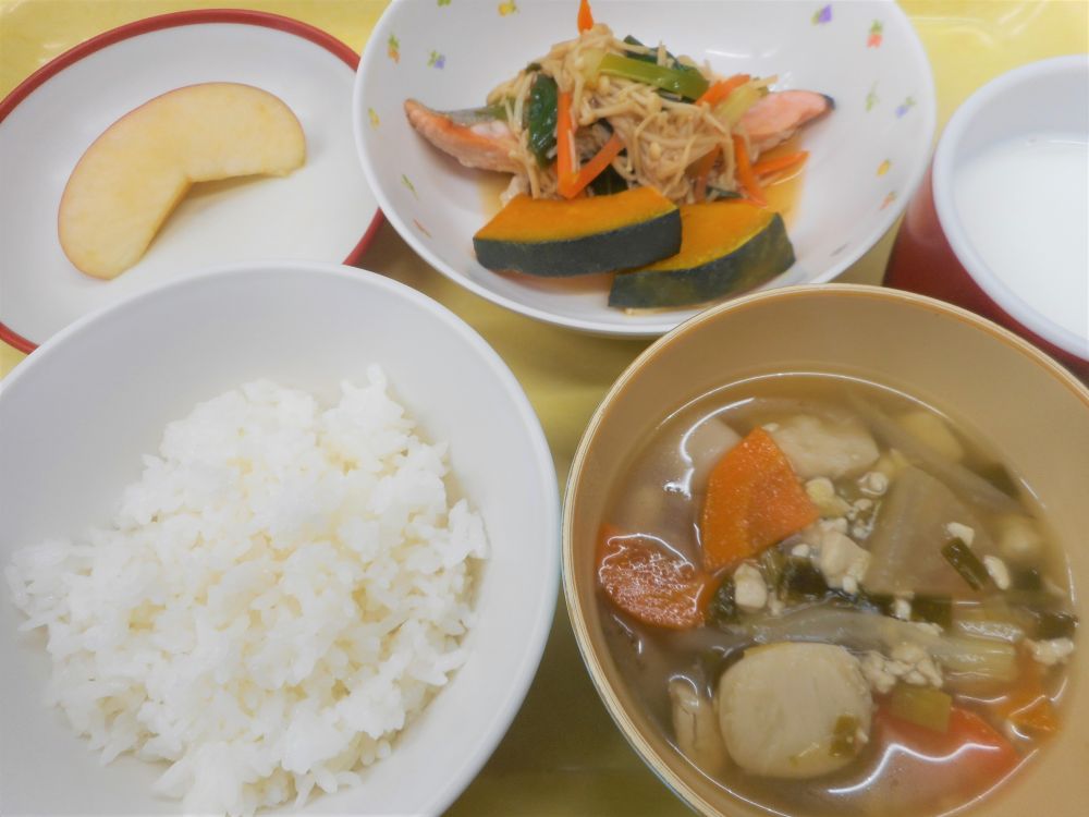 ご飯

鮭のポン酢蒸し

焼きかぼちゃ

かみなり汁

りんご

牛乳