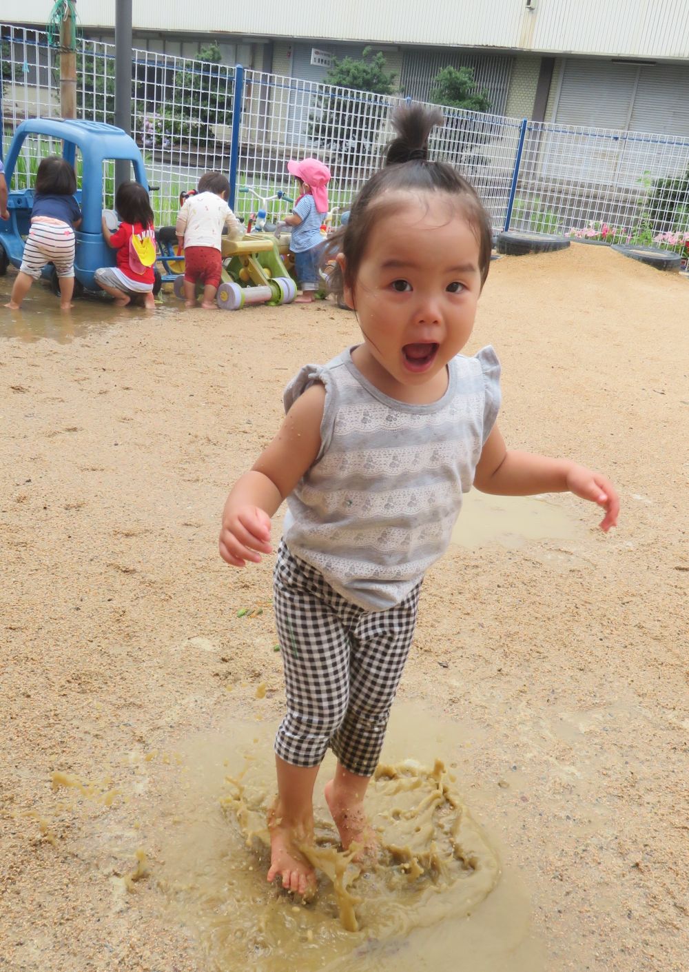 長い雨が上がり・・・
　園庭にはお水がいっぱい！！