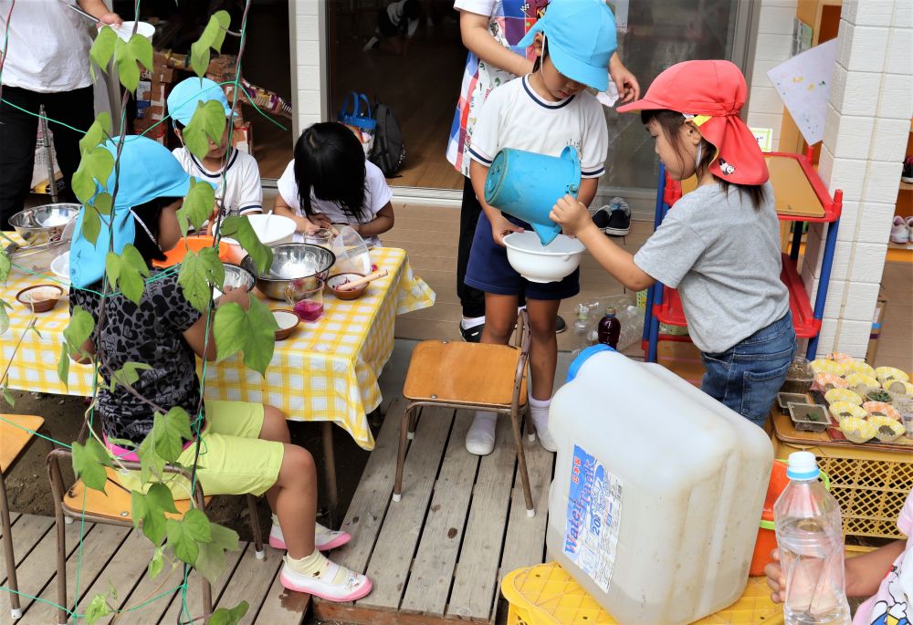 ゾウ組のHちゃんが・・
「泡あげるよ！」　と持ってきてくれました

４歳児の色水遊び・・　５歳児の色水遊び・・
ー　楽しみ方違うな～　－と感心しながら毎日見ていましたが・・　
ここで関りが！！　自然と関わる姿に、また感心