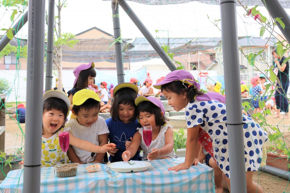 お料理が運ばれてくると・・　この笑顔♡

キリン組さんの色水屋さんは・・　幸せも運んでくるようです