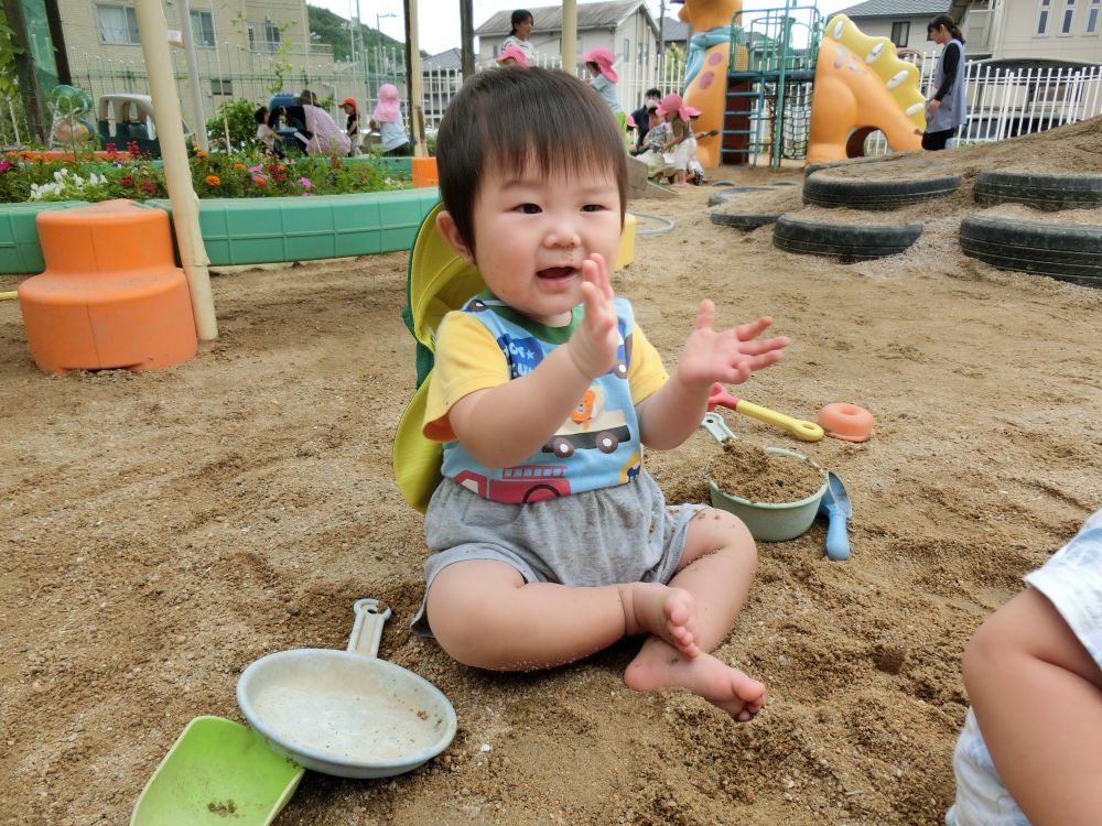 7ぐみ月にうさぎさんに新しいお友達が増えました。
入園から雨が続いてなかなか園庭遊びができなかったけれど、梅雨の中休みで久しぶりに雨が上がった日に、ようやく大好きなお外遊びができました！

入園前からお母さんから「お外遊びが大好きなんです」と聞いていたとおり、園庭の砂の上に降りてもへっちゃら！
すぐに、うれしそうに遊び始めた、Yくん。

よかったね～♪
これからいっぱいお外であそぼうね☺

