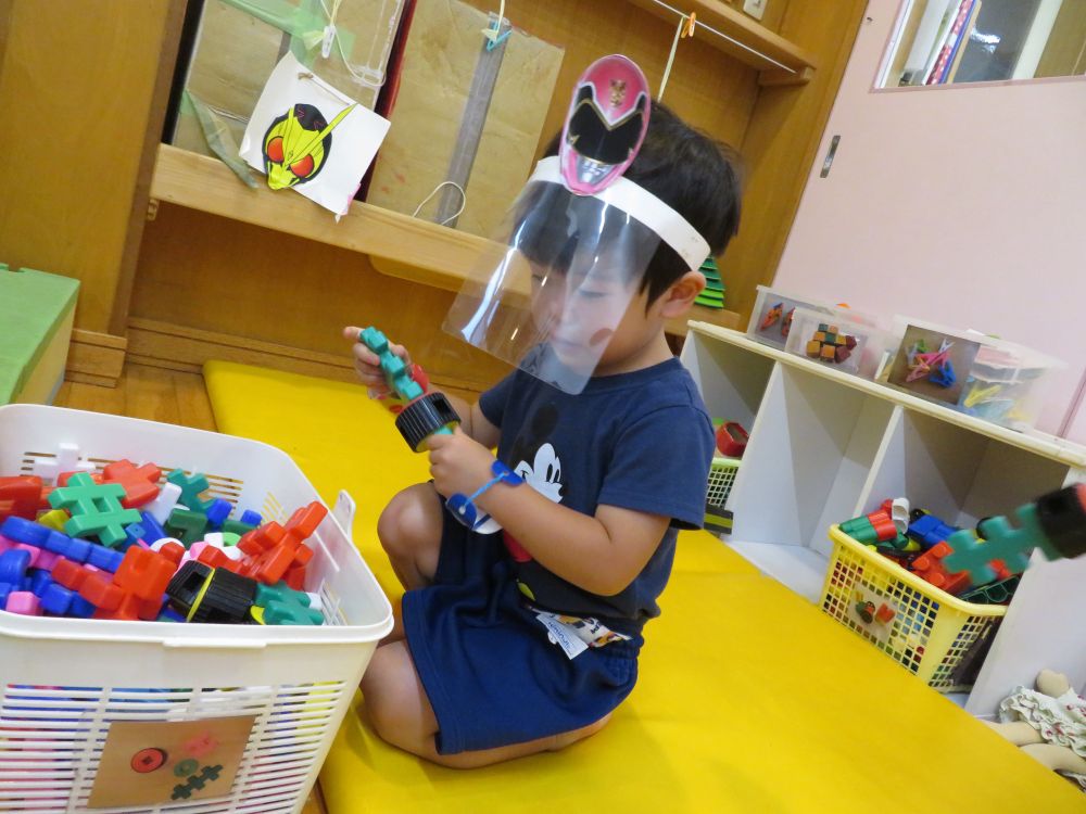 ヒーローが持っているかっこいい武器を一生懸命作っているKくん。
「これつくりょうるけ~まってよ~」
はやる気持ちを抑えながら組み立てています。
