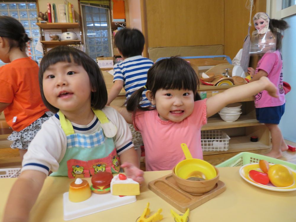 私たちは、おかあさん♡
けーきですよー!!
たくさんのケーキやごちそうをつくって、みんなに呼びかけます。
想像力を働かせながら、自分の思いを動作やおもちゃを使って表現することが上手になってきています。子どもたちの想像、発想はつきません。
心ゆくまで楽しめるような環境を準備していきたいと思います。