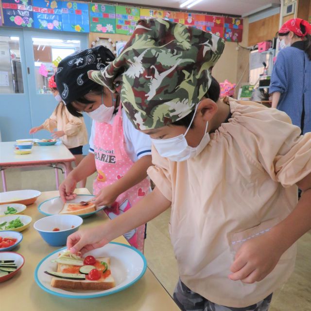 ＊　５歳児　クッキング（夏野菜ピザ）　門田認定こども園　＊