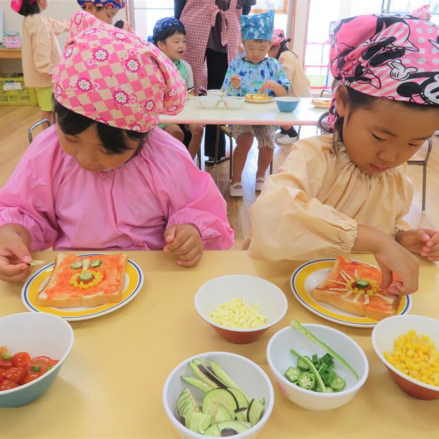 ＊　５歳児　クッキング（夏野菜ピザ）　ゆめはうす認定こども園　＊