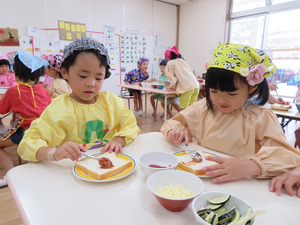 食べることの楽しみって・・？

友達と・・　身近な大人と・・　
一緒に作ったり食べたりすると不思議とおいしさもアップ!!　

“何作ろう・・”　と一緒に考えたり・・
“「おいしいね」”　と語り合ったり・・　そこに楽しさがあるように思います



「お料理教室まだ～？」　朝から楽しみにしていたキリン組さん
「早くしたいよ～！」　ワクワクドキドキ


材料はキリン組さんで育てた夏野菜！
「ぼくが収穫したなすだ～！」
机の上に並べられた夏野菜を見て話が弾みます♪

