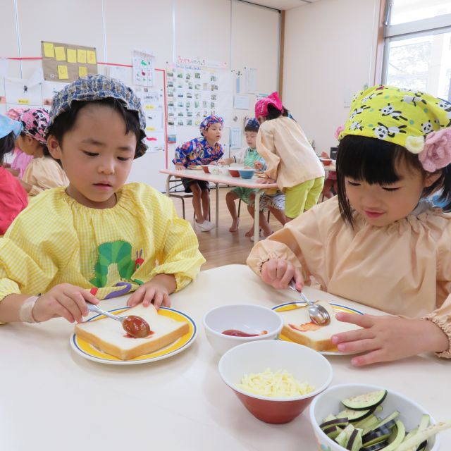 *　5歳児　クッキング　（夏野菜ピザ）　＊