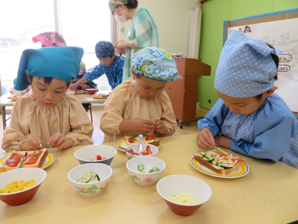 「ぼくは今日見つけたせみにする―！」
「わたしはひまわり！」

園庭に咲いている花や、虫を思い出して思い思いにトッピング