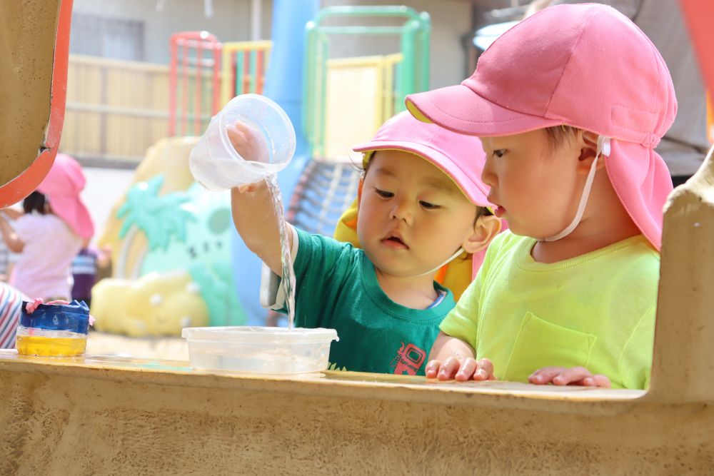 水を汲んで・・　入れる・・　何度も何度も繰り返す
水遊びの楽しさを感じています♡



あふれないように・・　こぼさないように・・
慎重に・・・
見守る側（私）も・・　ドキドキ緊張　　隣にいるKくんも一緒に緊張
