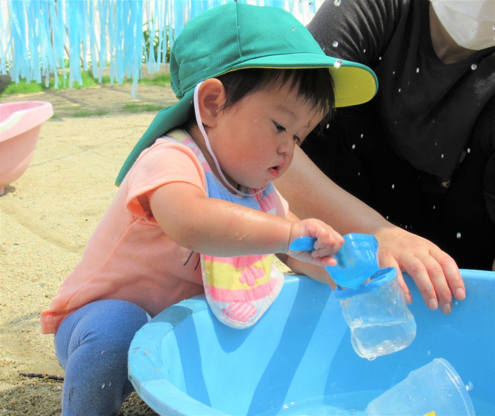 ゆったり・・　のんびり・・　夏を楽しむ



ミストの下で　水遊び
水をすくって入れる　
こぼさないように・・　しっかりとスプーンを握る
