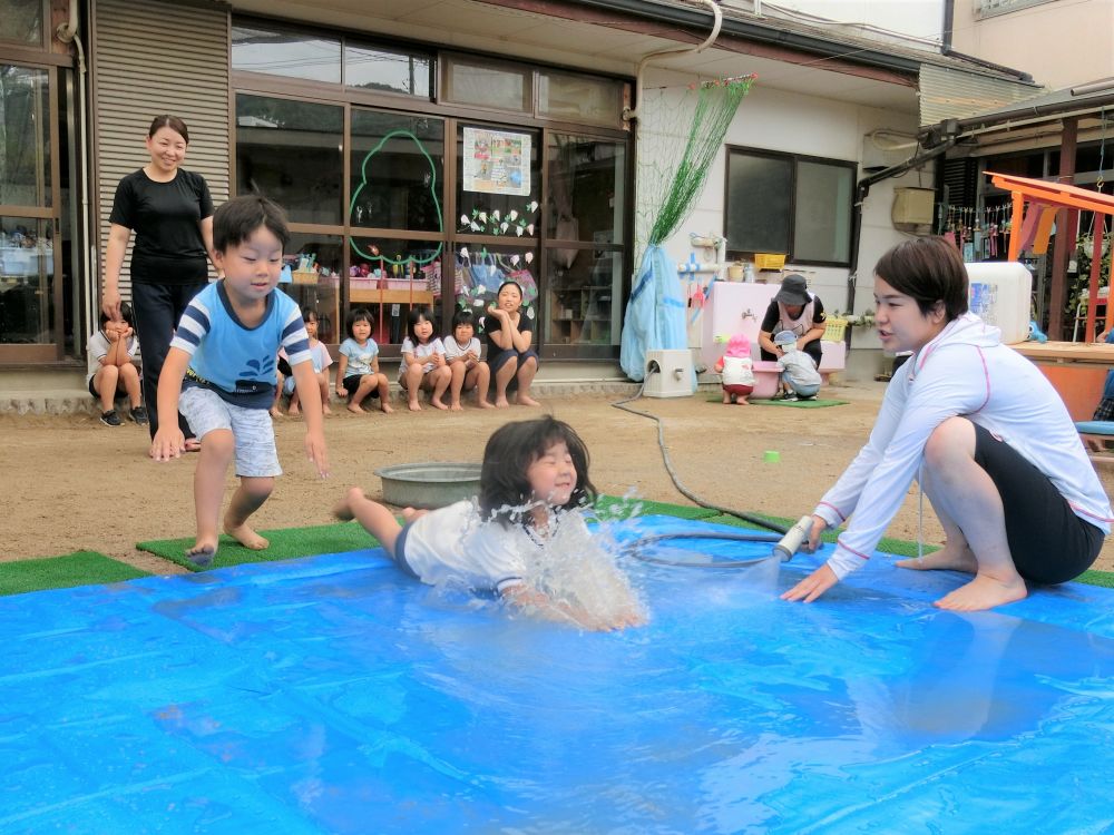 まずは、みんなでラジオ体操!
しっかり体をほぐします。
各種目クラスでの優勝(メダル)
をもらえることを聞くと
「よっしゃー!!」「がんばろ!!」
気合いが入ります。
全身を使って思い切り飛び込む
『ウオータースライダー』