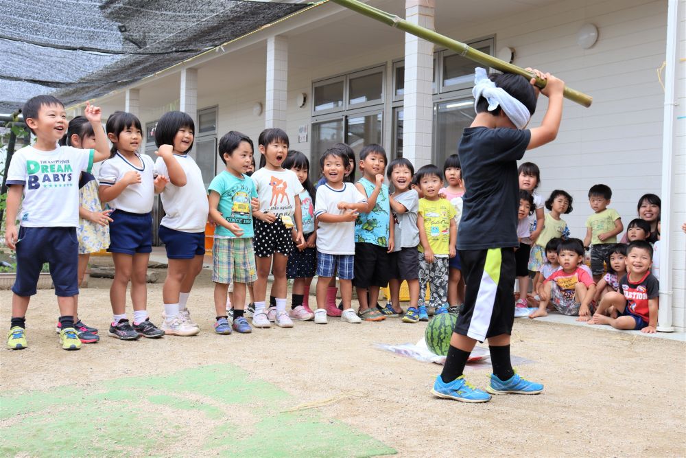 夏と言えば・・　すいか!!
すいかと言えば・・　すいか割り!!
夏ならではの楽しい体験が、子どもたちの思い出の１ページになるといいな♡



みんなですいか割り
「右!　右!」　「左!　左!」　
「こっち!　こっち!」　「あっち!　あっち!」
ー　こっち　あっち　ってどっち？？　ー

見ている側も、みんな楽しめます♡



右にすすんでみたり・・
