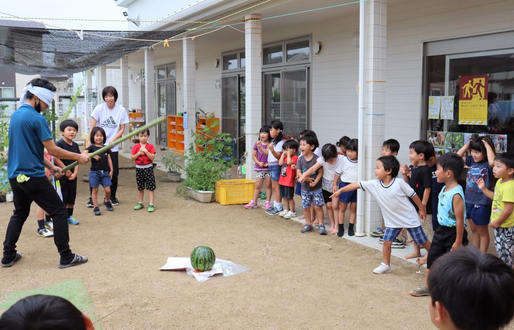 最後は・・　　檀上先生!!

みんなの期待も膨らみます
期待しすぎて、みんな大興奮!!

「右!　左!　前!　そこだってば!」
誰の言葉を聞けばいいのか・・　
迷う檀上先生・・・

割れなかったけど、３時のおやつでおいしくいただきました♡