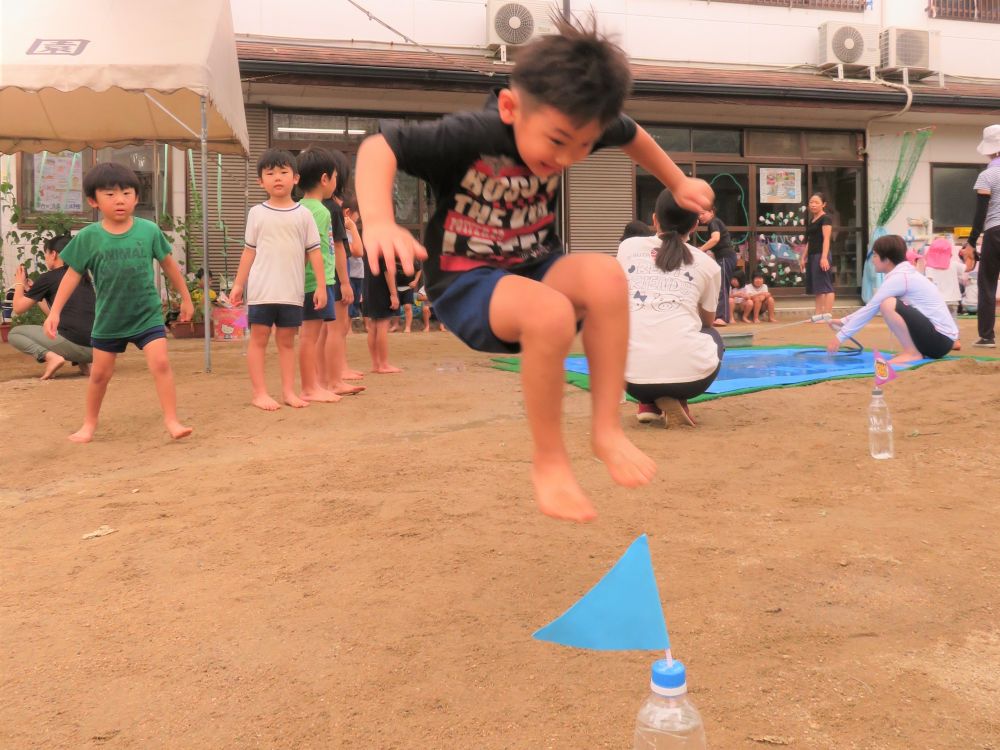 「おれだって!」
気合い満々のSくん。
年長のお兄ちゃんが飛ぶ姿に
おもわず
「すご~!」