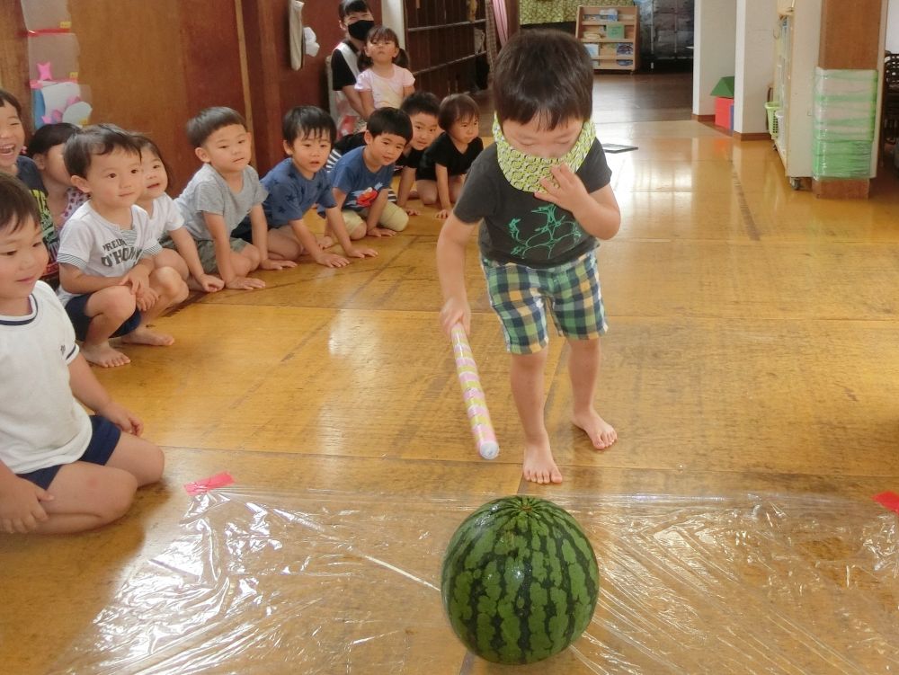 3歳児さんから
スイカ割りに挑戦!
チラッ!
われた~??