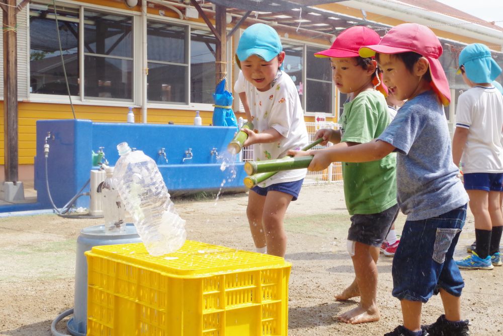 竹で作った　“　水鉄砲　”
水を入れたり・・　押し出したり・・　なかなか難しい

だけど・・　
それがまた、面白さを倍にしてくれるみたいです♡



的をめがけて!!