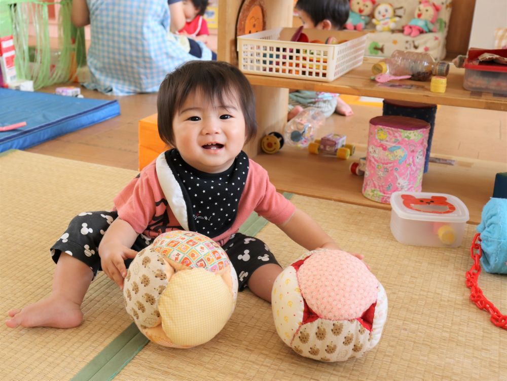 興味のある物までハイハイをする・・
行動範囲が広がっているKくん
