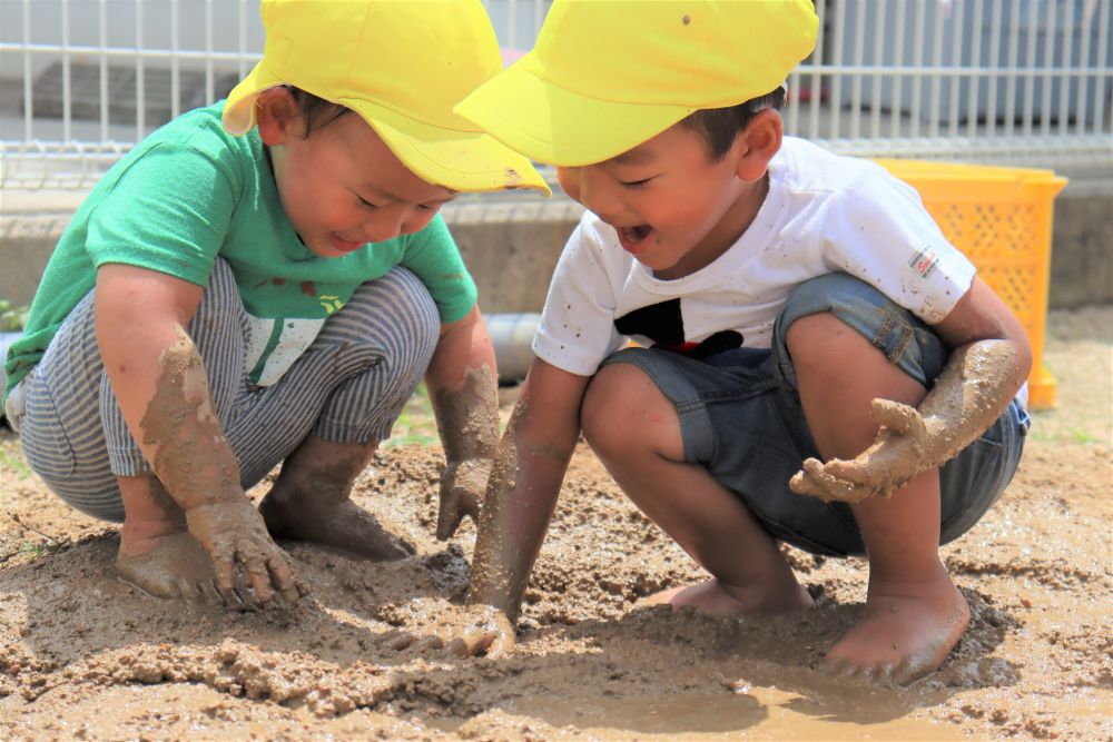 土のドロドロ・・　水の冷たさ・・
子どもたちには、どれも面白い♡



「ドロドロー」
感触を楽しむ・・