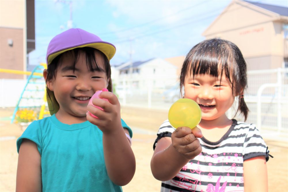 身の周りの物に関わること‥
面白かったり‥　心地よかったり‥
感じ方は様々♡
そこで友達と思いを共感することで人との関係性を育む



「水風船！」
嬉しそうに見せてくれたＡちゃん、Ｒちゃん


