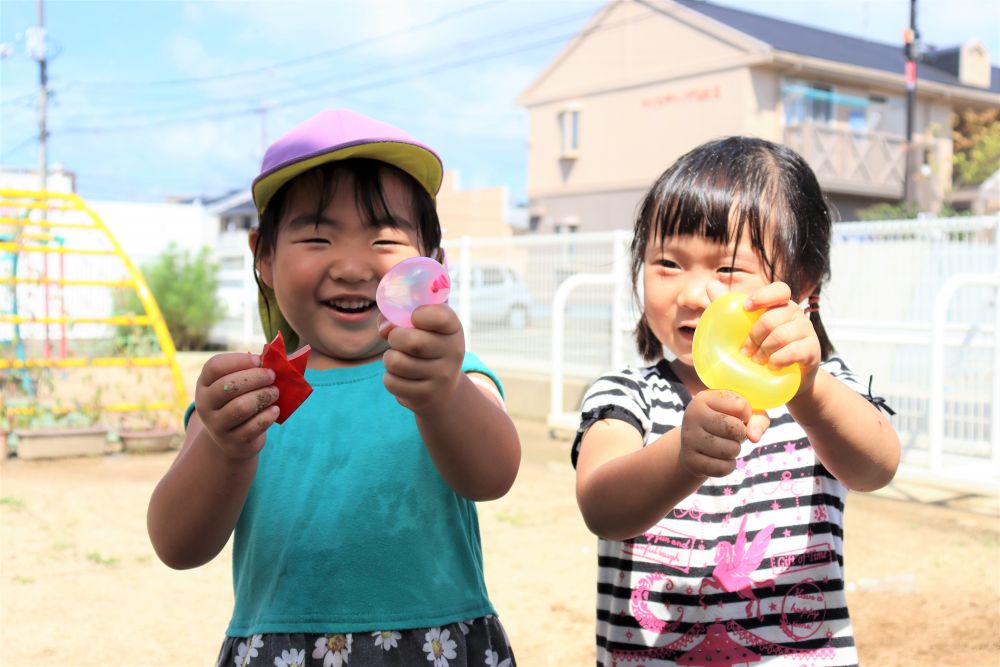 「モミモミ」　「気持ちいい！」
投げて遊ぶのかと思いきや‥　感触を楽しんでる様子
━　３歳児の水風船の面白さは、そこにあるのか‥　━
と、関心しながら見ていると‥
