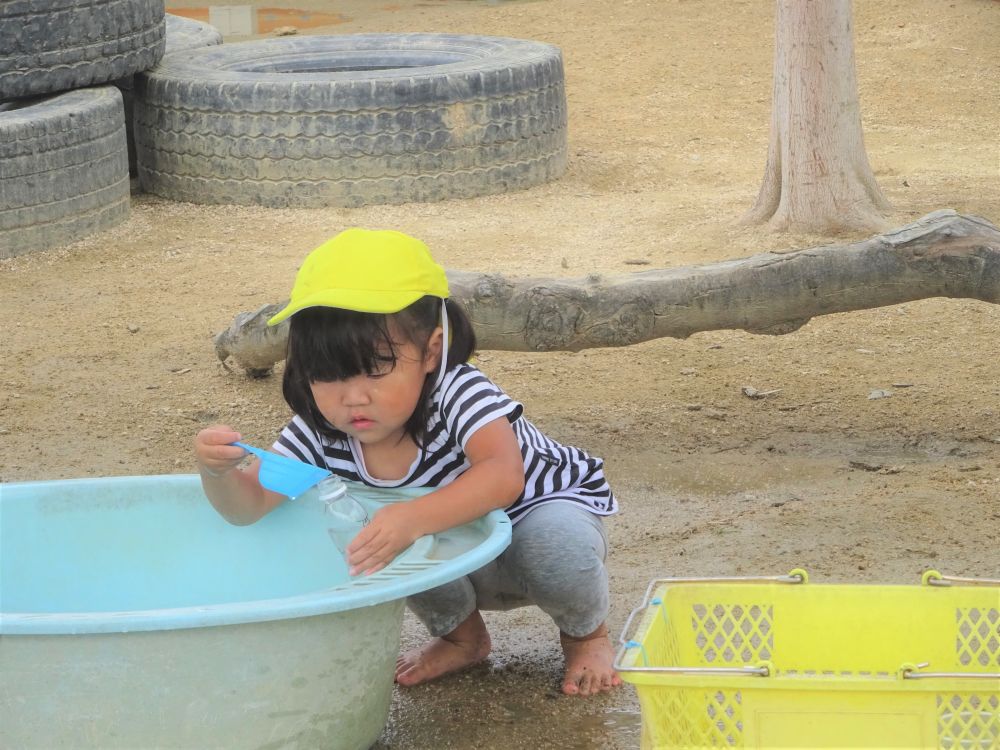 何度も何度も、気に入った遊びを繰り返す‥
そうしながら“諦めない”と言うことを学んでいくように思います



水を入れる‥
こぼれても、何度も何度も‥