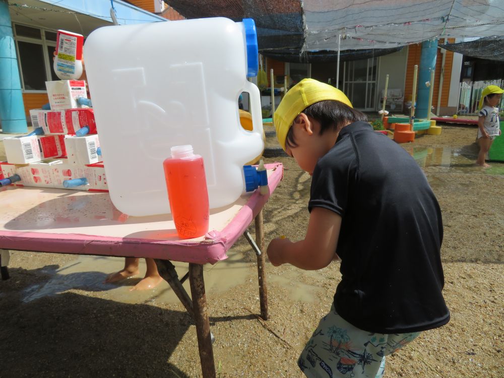 水遊び大好きなクマぐみさん。

ポリタンクから水をくもうと試行錯誤中。

タンクの水が減ると水が出にくくなる･･･

身体を丸めてのぞき込むようにしながら頑張ってます。