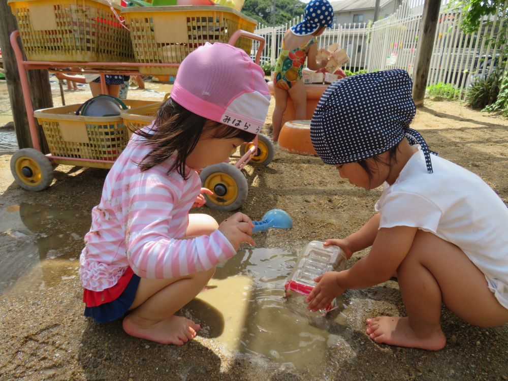 この水どうやってすくう？

この丸いスコップでやってみる？

二人で相談中・・・