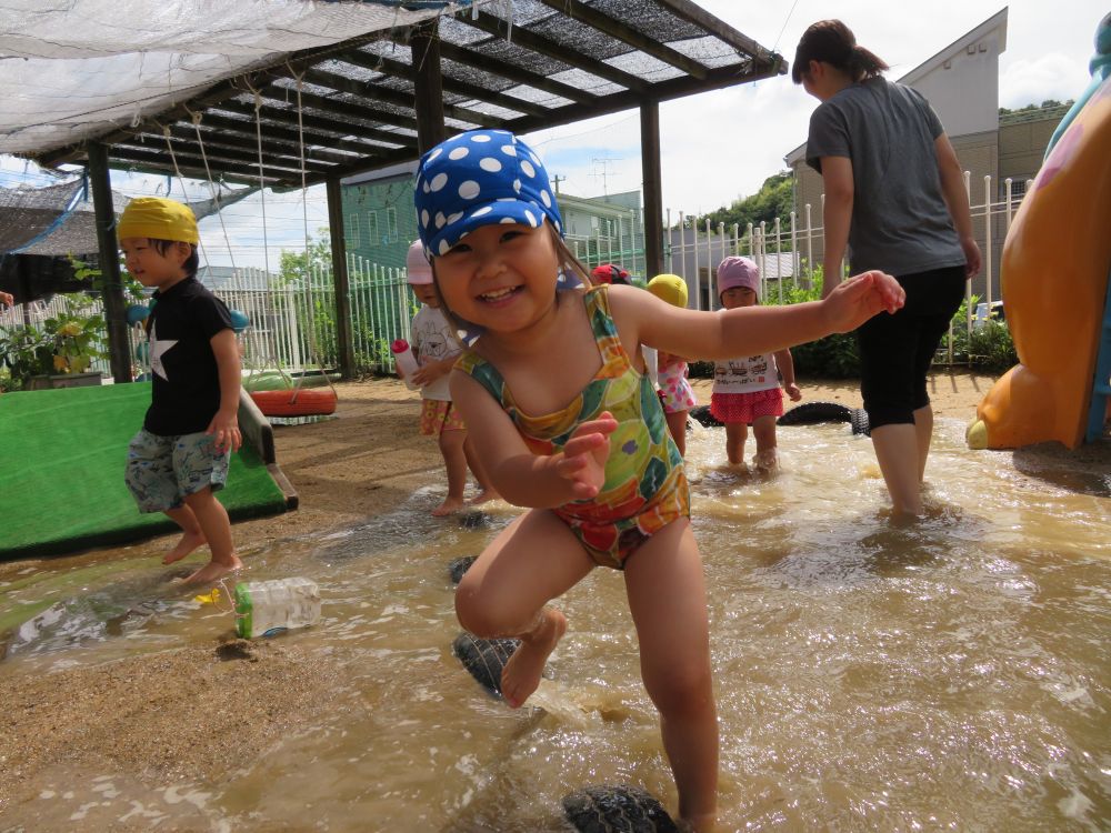 大きな水たまりは、走るのが一番！！

いろいろな場所で、それぞれの楽しみ方が見られます。
