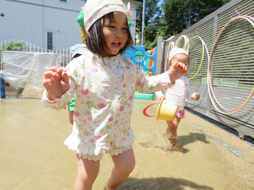 ひよこぐみさんも、水遊び満喫中！

大きな水たまりは、ヒヨコぐみさんもだいすき！
水しぶきを上げながら
かけっこ　IN　みずたまり！

みんなでよ～いどん！！