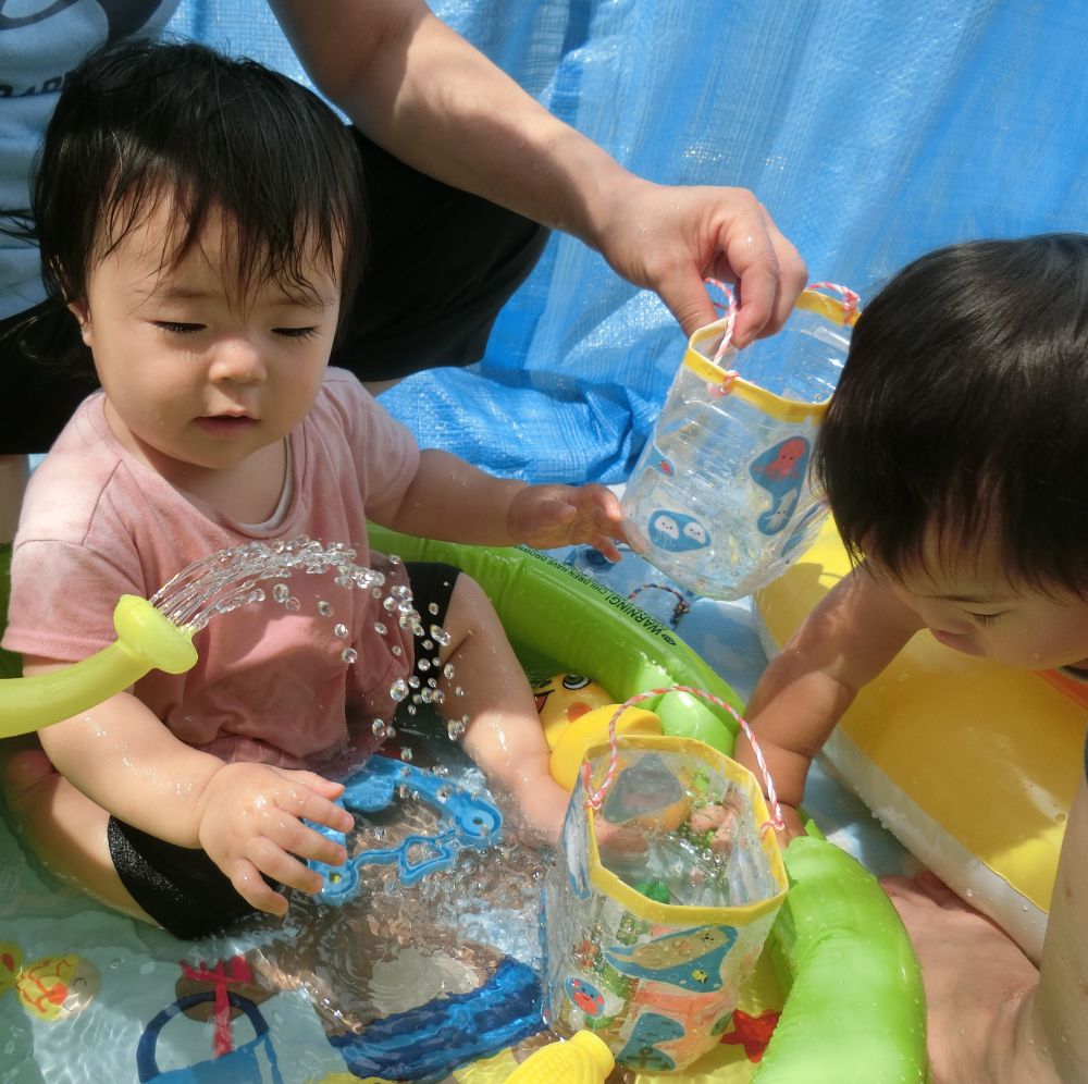 ウサギぐみさんも、水遊びデビュー！！
ウサギぐみさんは、ゆったり遊べるように小さいプールで遊んでいます。

シャワシャワ～きもちいね～(^.^)
しっかりと言葉のやりとりをしながら、一緒にお水の気持ちよさ、感触を味わいながら楽しみます。