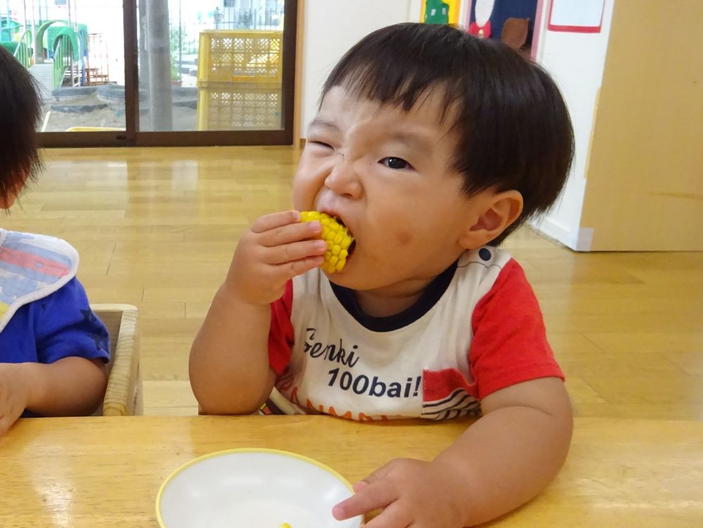 ガブリ!!
「おいし~♡」
と、大きなお口を開けて食べる
Yくん。