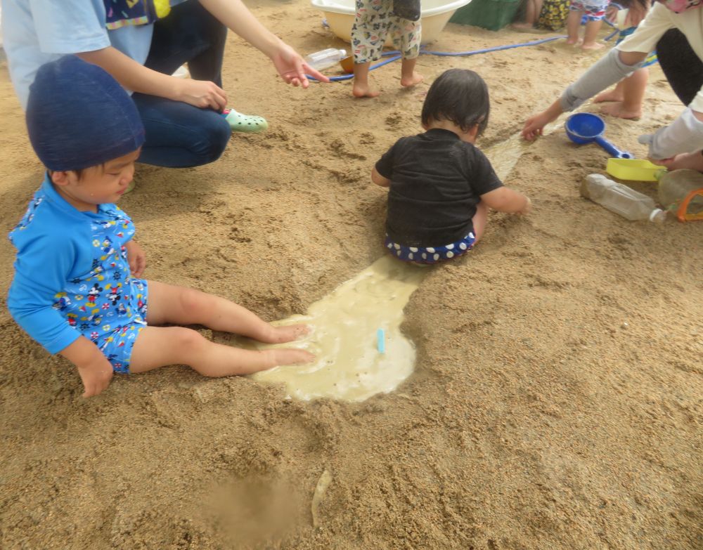 足湯。いいきもち～♨
　あれ？お水、流れてこなくなった？