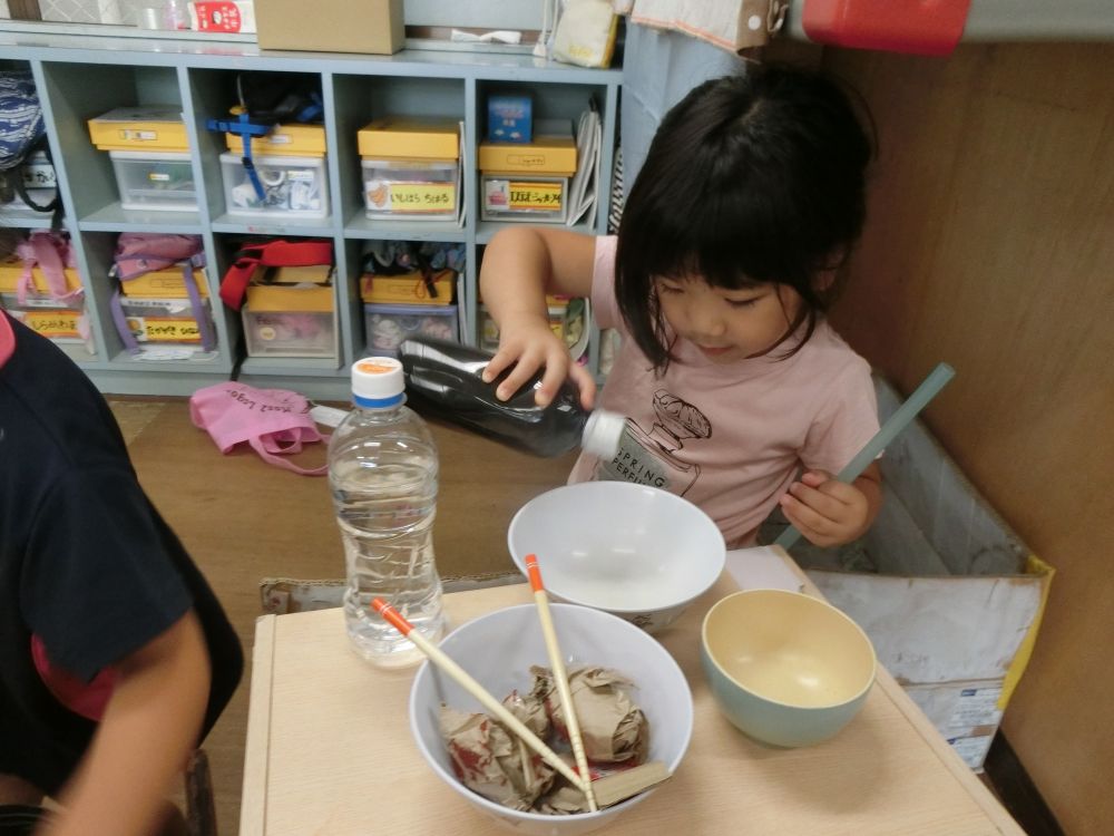 保:「何味なの?」
Aちゃん:「しょうゆ」
お家の人がしている姿
生活を取り入れて遊ぶ4歳児