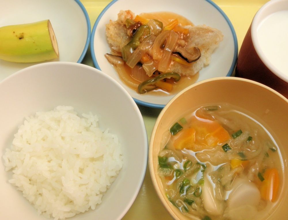 ご飯

赤魚のケチャップあんかけ

切り干し大根のみそ汁

バナナ

牛乳
