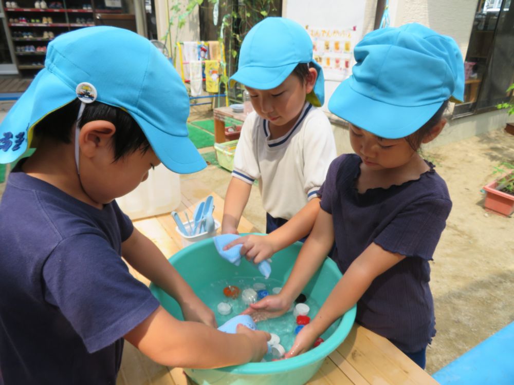 「ここにも、まだついとるよ」
「ピカピカになったね~」
園で流行中の色水遊び
いっぱい遊んだ後は、お片付け