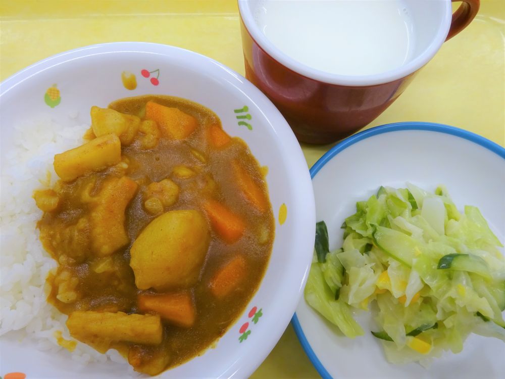 シーフードカレー

コールスローサラダ

牛乳
