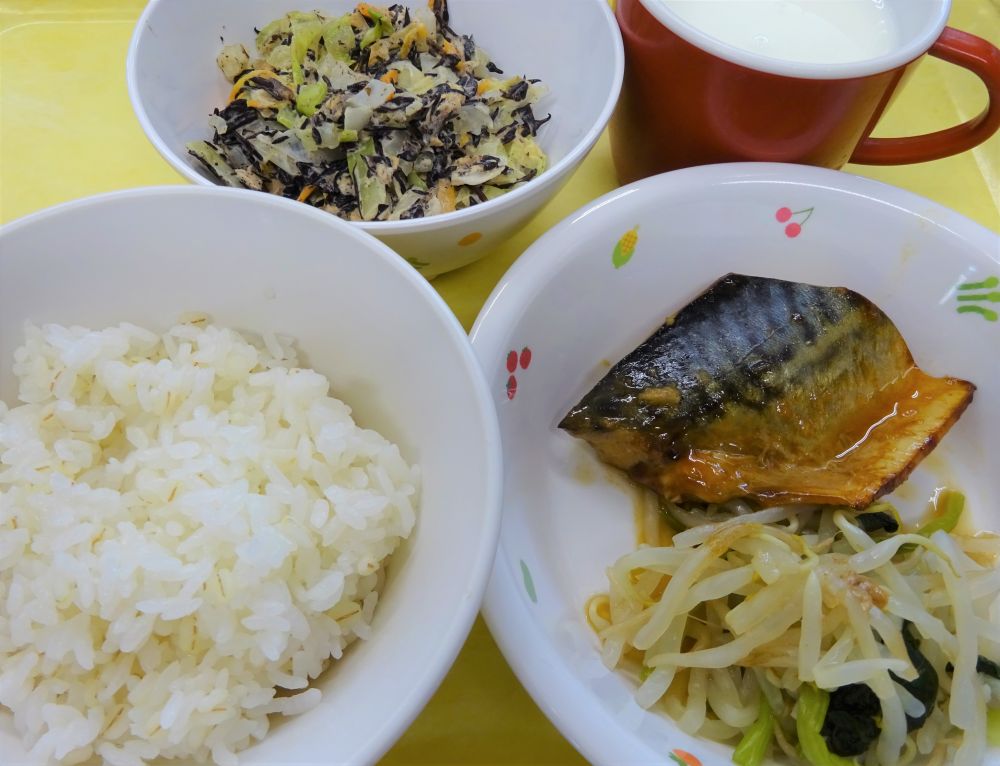 麦ご飯

サバの生姜煮

ゆで野菜

ひじきサラダ

牛乳