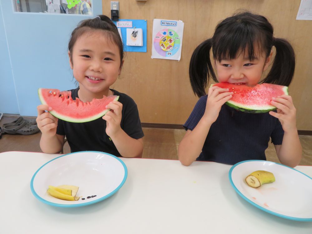 「なんだか、いつものすいかよりおいしい♡」
「いえでも、してもらお~」
絵本の世界の食べ方が実現し、笑顔があふれ・・
「しむらけん みたい」
キリン組に笑い声が、はじけます♪